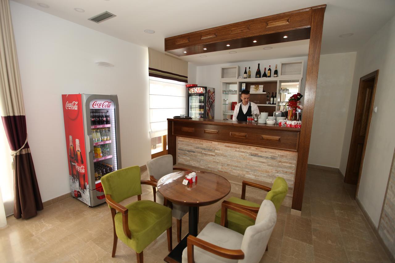 Apis Hotel 特雷比涅 外观 照片